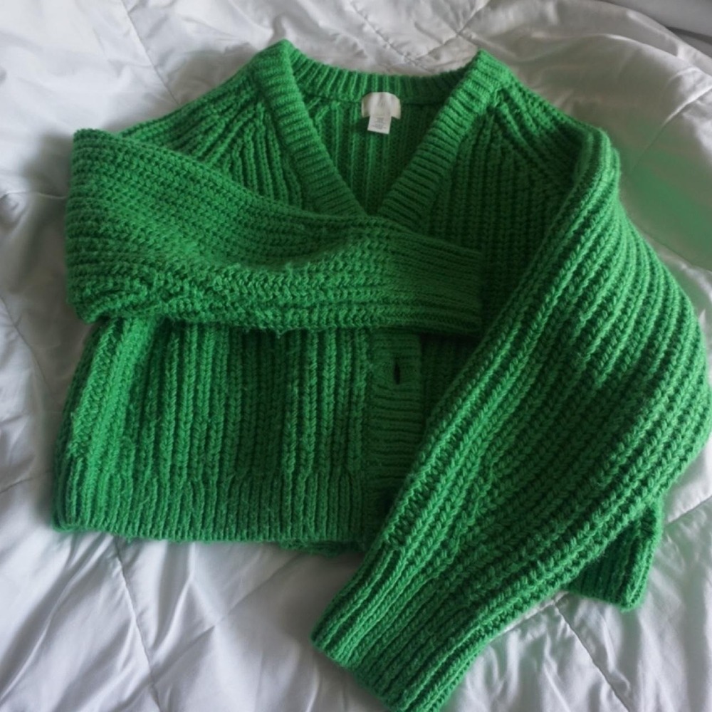 Oversized Green H&M ribbed, distressed knit sweater in a M